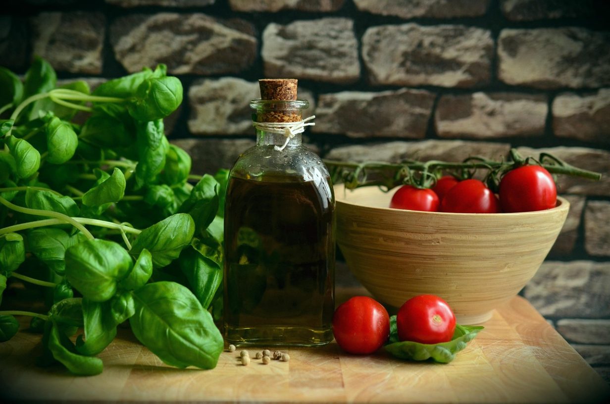 Congerdesign. (2015, May). Olive oil tomatoes basil. Pixabay. https://pixabay.com/photos/olive-oil-tomatoes-basil-eat-1412361/